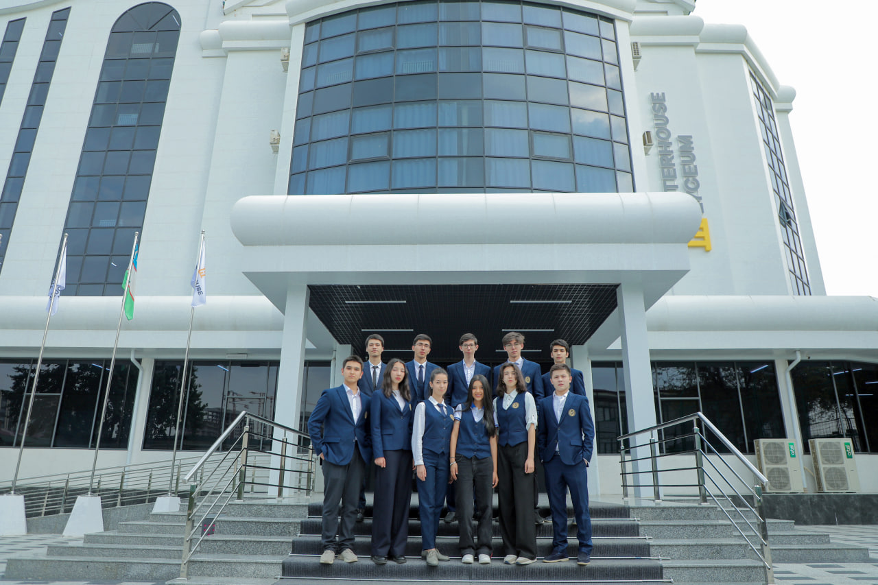 Ученики Interhouse Secondary у кампуса
